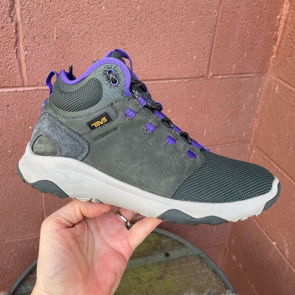 Teva Arrowood Venture Mid Waterproof Boots Size 6